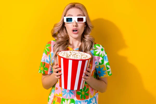 Bild Imponerad Förvånad Söt Flicka Klädd Färgglad Shirt Hålla Popcorn — Stockfoto