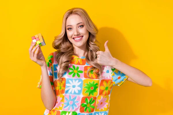 Foto Menina Satisfeita Positiva Vestida Shirt Colorida Resolver Rubiks Cubo — Fotografia de Stock