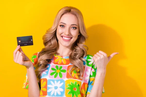 Photo Satisfied Girl Dressed Colorful Shirt Hold Plastic Card Directing — Stock Photo, Image
