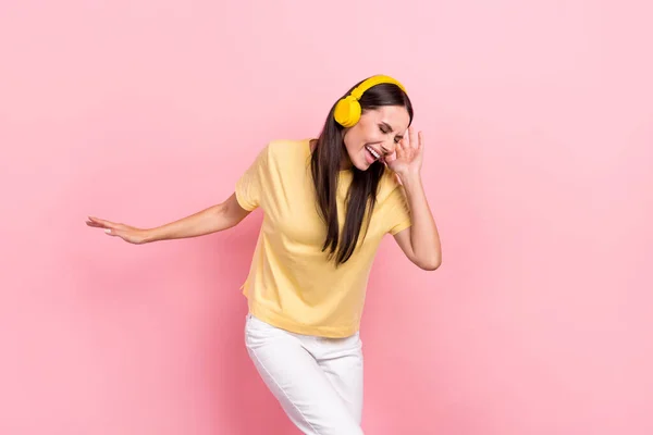 Foto Señora Encantadora Cool Usar Camiseta Amarilla Escuchar Canciones Auriculares — Foto de Stock