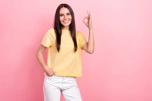 美しい女性エクスプレス合意の写真よくやった仕事素敵な承認は黄色のシャツ白いジーンズパンツ孤立ピンク色の背景を身に着けている — ストック写真
