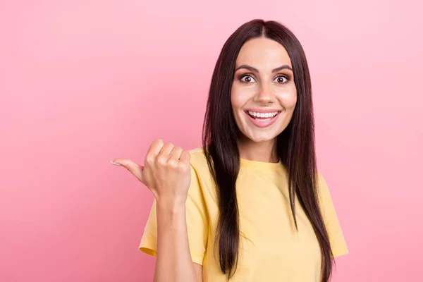 Pozitif Heyecanlı Bayanın Fotoğrafı Sarı Tişört Giyerek Başparmağı Geriye Doğru — Stok fotoğraf