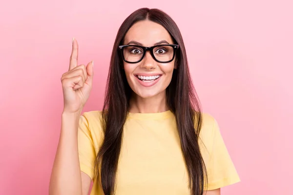 Fotografie Chytré Chytré Ženy Oblečené Žluté Tričko Brýle Ukazující Prstem — Stock fotografie