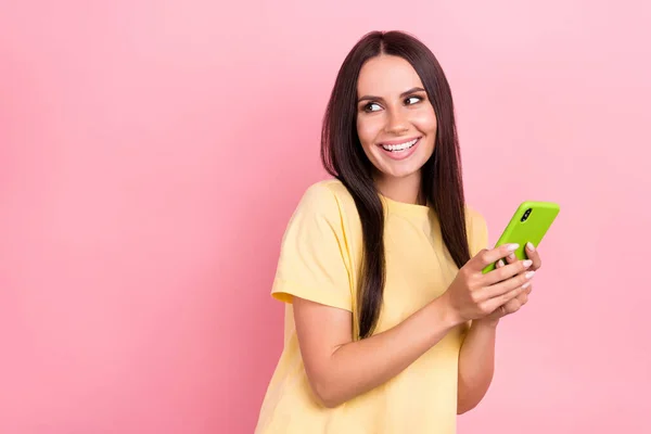 Photo Dreamy Sweet Lady Wear Yellow Shirt Texting Modern Gadget — Stock Photo, Image
