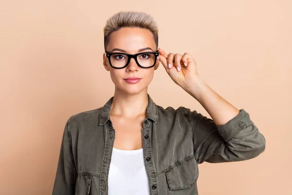 自信のあるビジネス女性の肖像写真は カーキ色の背景に隔離された眼鏡スマートそれ専門マネージャーを保持シャツを着用 — ストック写真