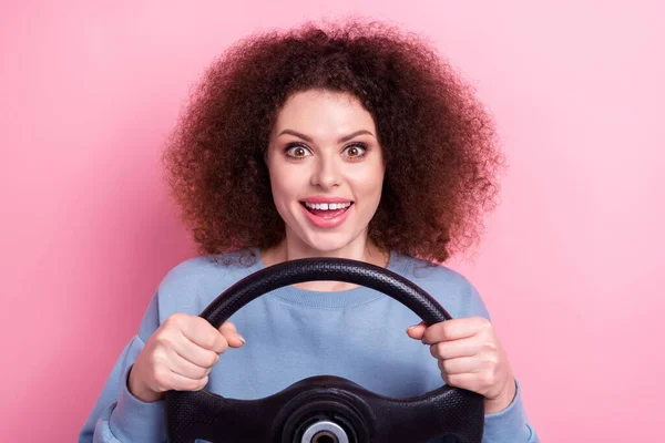 Heyecanlı Funky Kız Fotoğraf Mavi Gömlek Giyiyor Gülümsüyor Otomobil Sürüş — Stok fotoğraf