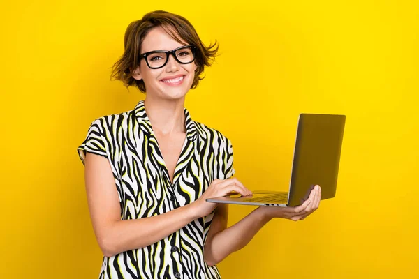 明るい満足した女の子の写真ボブ ヘアドレスゼブラプリントシャツアイウェアタイプの電子メールでラップトップに隔離された黄色の色の背景 — ストック写真