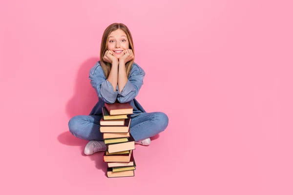 肯定的な可愛い女の子の生徒の写真は ピンクの色の背景に隔離された小説を読んで試験準備床に座ってスタイリッシュな服を着る — ストック写真