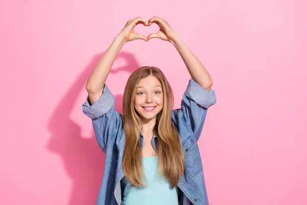 Foto Retrato Adorável Jovem Adolescente Senhora Levantar Mãos Coração Forma — Fotografia de Stock