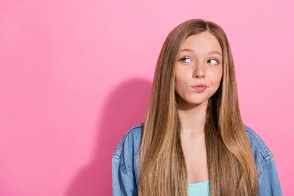 Zdjęcie Portret Atrakcyjnej Młodej Nastolatki Wygląda Podstępnie Puste Miejsce Nosić — Zdjęcie stockowe