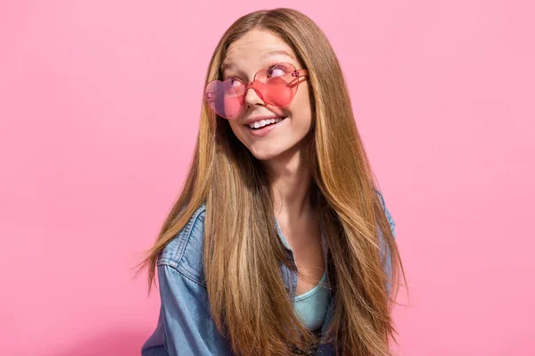 아름다운 여자가 만을가지고 공간에서 계절별로 판매되는 선글라스를 — 스톡 사진
