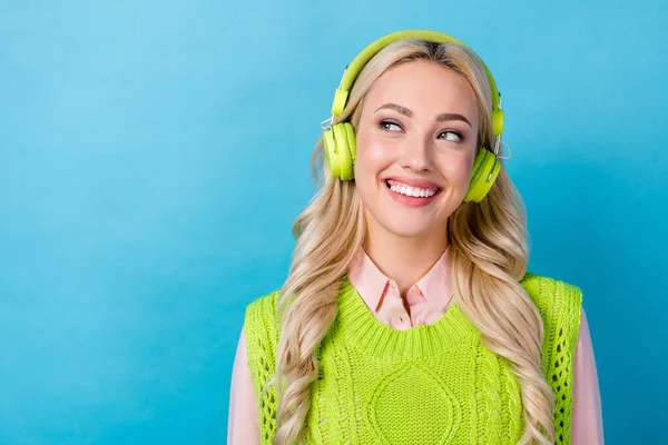 Portrait Gorgeous Cheerful Lady Toothy Smile Listen Music Headphones Look — Stock Photo, Image