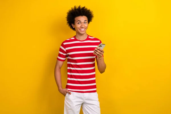 Portret Pozytywny Miły Człowiek Trzymać Smartfon Zębaty Uśmiech Odizolowany Żółtym — Zdjęcie stockowe