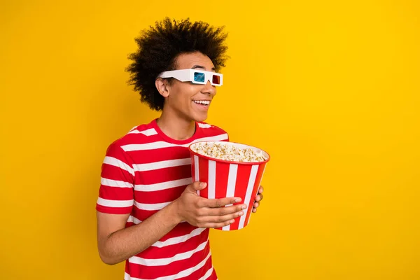 ファンキーな興奮男の写真ドレス赤いTシャツ楽しんで3D映画食べるポップコーン空のスペース隔離された黄色の色背景 — ストック写真