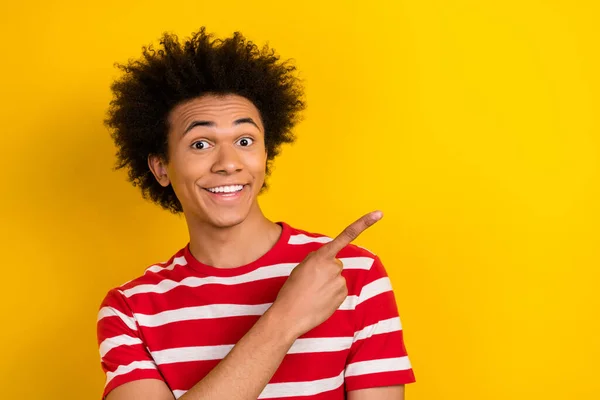 Foto Hombre Alegre Radiante Sonrisa Dedo Directo Vacío Espacio Noticias — Foto de Stock