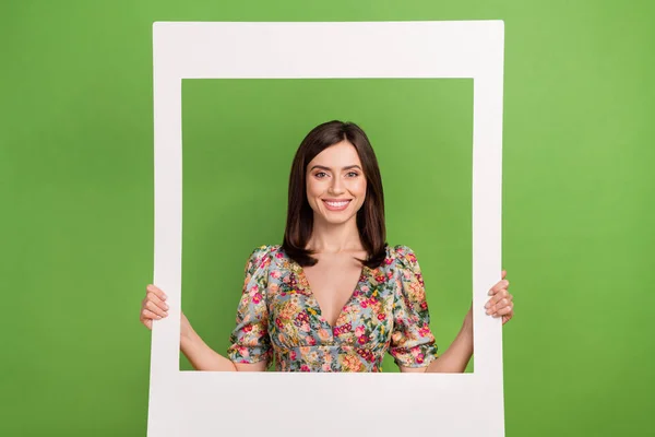 Göz Kamaştırıcı Pozitif Dişlek Kız Portresi Yeşil Arkaplanda Izole Edilmiş — Stok fotoğraf