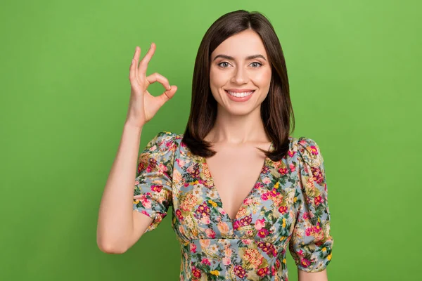Retrato Linda Senhora Positiva Irradiando Dedos Braço Sorriso Demonstrar Símbolo — Fotografia de Stock