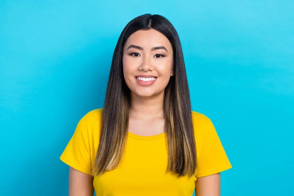 かわいいアジアの女性の白い歯のクローズアップ肖像笑顔黄色の夏のシャツを着用隔離された青シアン輝きの色背景 — ストック写真