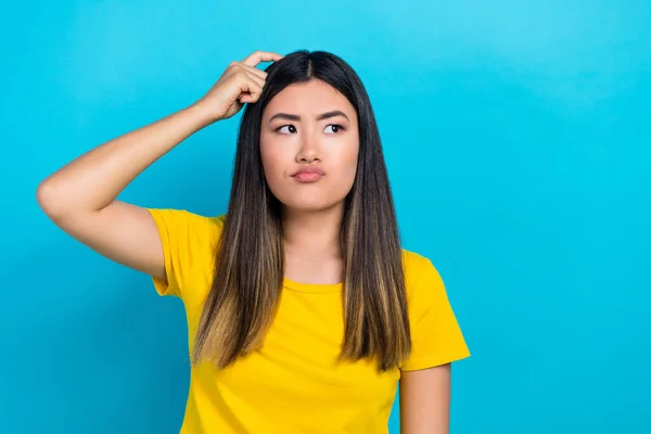 Foto Von Nachdenklichen Mädchen Mit Gerader Frisur Gekleidet Gelben Shirt — Stockfoto