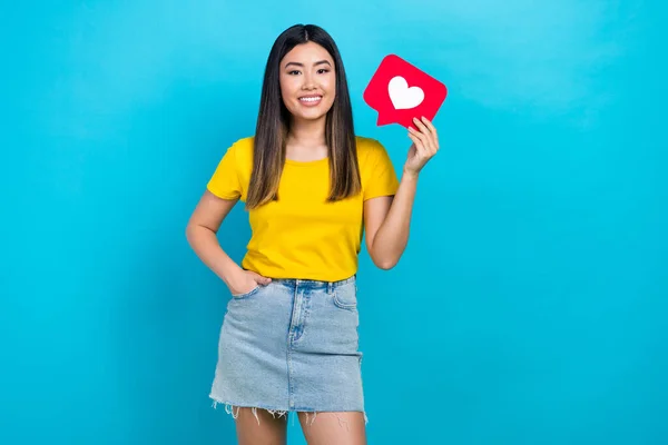 Foto Jovens Desgaste Amarelo Shirt Segurar Papel Blogging Símbolo Coração — Fotografia de Stock