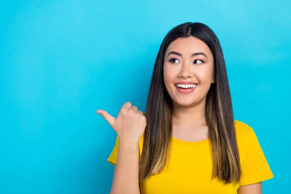 Çekici Asyalı Bir Kızın Fotoğrafı Parmak Parmağı Boş Yer Reklamları — Stok fotoğraf
