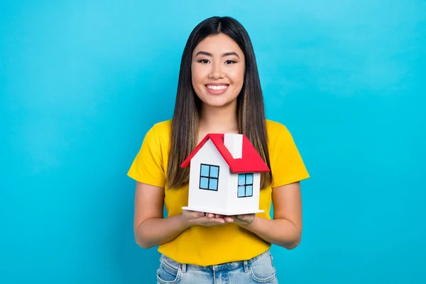 照片上的越南小姐拿着她的新房子为租来的公寓购买保险安全贷款蓝色背景的钱 — 图库照片