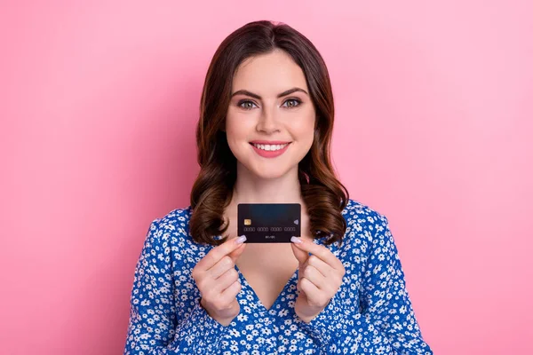 楽観的な可愛い女性の写真波状のヘアドレスブルーの手を着用ピンク色の背景に隔離されたクレジットプラスチックカードを保持 — ストック写真