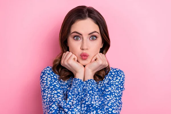 Retrato Chica Adorable Agradable Con Peinado Rizado Desgaste Vestido Azul — Foto de Stock