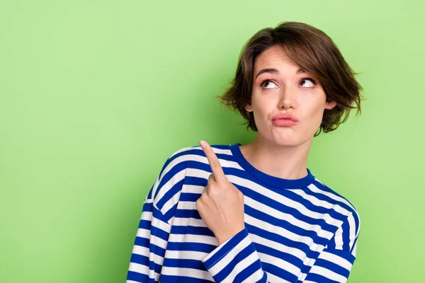 Kısa Saçlı Düşünceli Kızın Portresi Çizgili Sweatshirt Yeşil Arka Planda — Stok fotoğraf