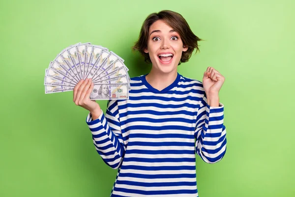 Retrato Extasiado Impressionado Mulher Usar Camisola Listrada Segurar Dinheiro Ganhar — Fotografia de Stock