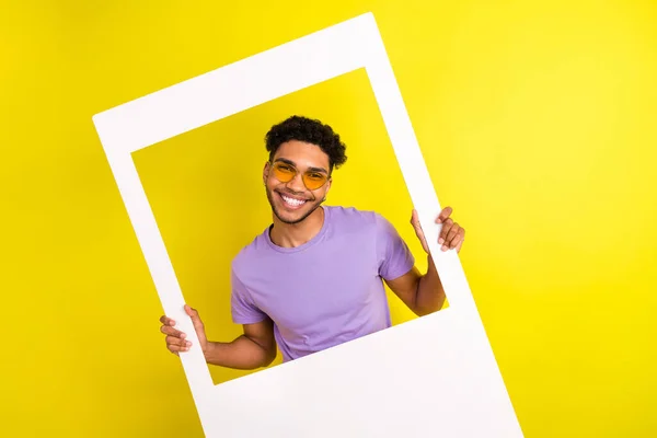 屈託のない明るい素敵な人の手の肖像画紙のアルバムセットカード歯の笑顔黄色の色の背景に孤立 — ストック写真