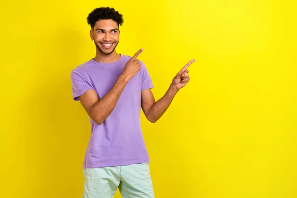 Foto Chico Positivo Ensueño Vestido Camiseta Púrpura Mirando Mostrando Dos —  Fotos de Stock