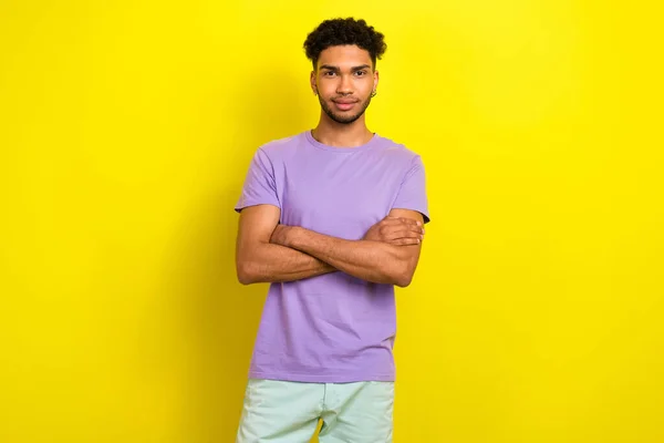 Foto Buen Humor Positivo Tipo Vestido Púrpura Camiseta Brazos Plegados —  Fotos de Stock