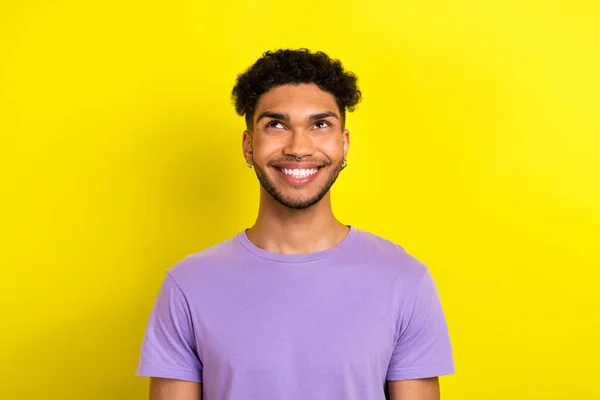 ポジティブな思慮深い男の写真を着て紫のTシャツ空のスペースを検索孤立黄色の背景 — ストック写真