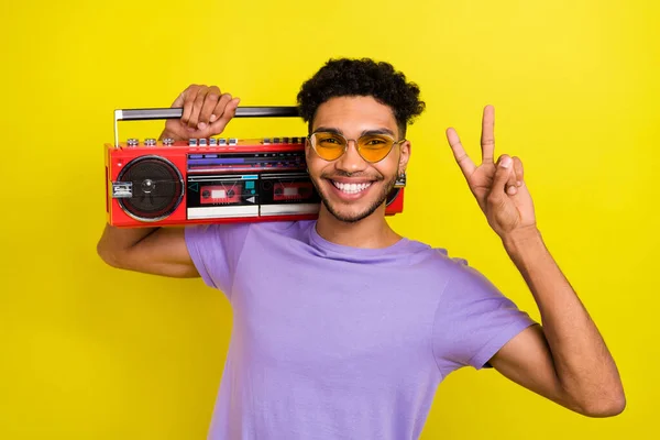 Photo Young Funky Hipster Guy Showing Sign Have Fun Listen — Stock Photo, Image