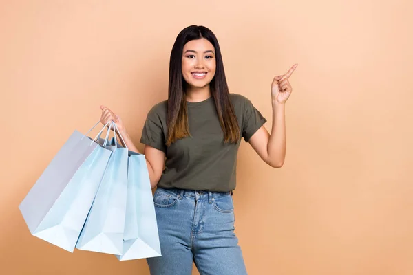Photo Charming Cheerful Filipino Girl Hold Boutique Bags Direct Finger — Stock Photo, Image