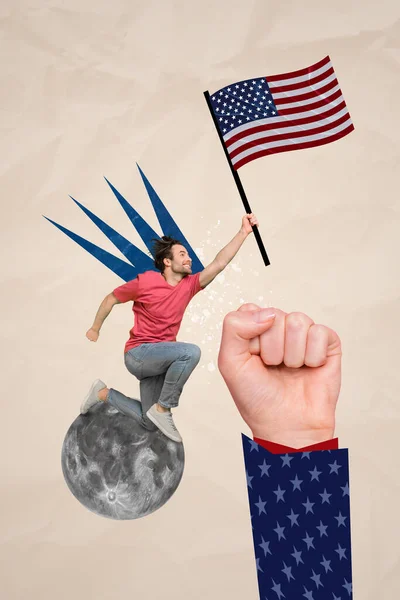 若い愛国者の男性移民ホールドの垂直広告プロモーションコラージュ米国国旗独立記念日ベージュの背景に孤立 — ストック写真