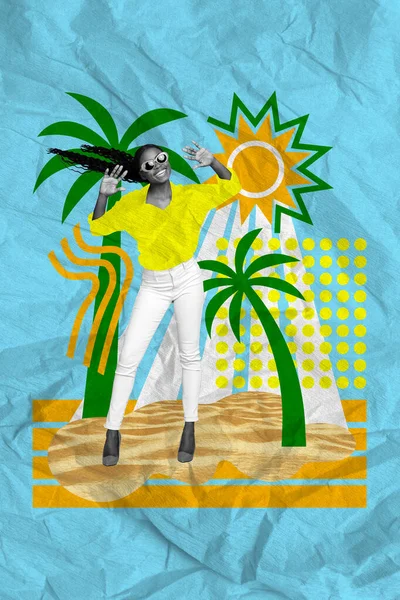 黒い白い効果の少女の垂直コラージュイメージは 紙の青の背景に隔離された砂のビーチを描いた太陽のヤシの木を楽しむ — ストック写真