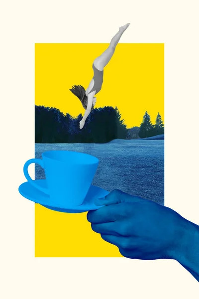 ミニ黒白の女の子の垂直コラージュダイビング大きな腕を保持コーヒーカッププレートウクライナ色の風景屋外 — ストック写真