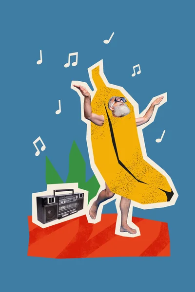 穿着香蕉西服在水下游泳的滑稽时髦退休男子的创意图像拼贴模板图片 — 图库照片