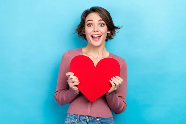 Retrato Adorável Pessoa Positiva Mãos Segurar Papel Cartão Símbolo Coração — Fotografia de Stock