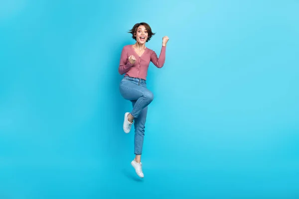 Teljes Test Fénykép Élvezetes Vidám Hölgy Jumping Emelje Ököllel Üres — Stock Fotó