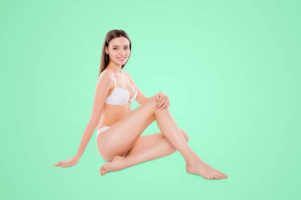 Retrato Mujer Delgada Delgada Sentada Sobre Fondo Blanco Sujetador Bikini — Foto de Stock