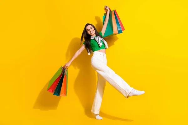 Alışveriş Merkezindeki Kadın Çantalarının Tam Vücut Fotoğrafı Sarı Arka Planda — Stok fotoğraf