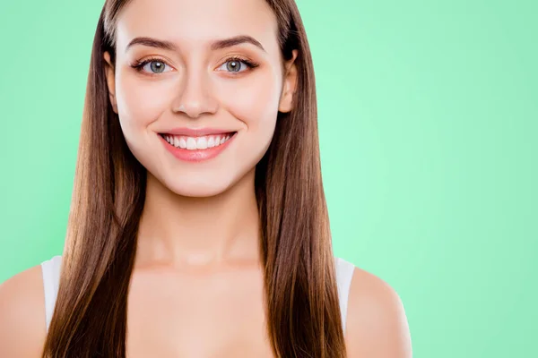 Zbliżenie Ładny Uśmiech Kobieta Idealną Twarz Idealną Skórę Naturalny Makijaż — Zdjęcie stockowe