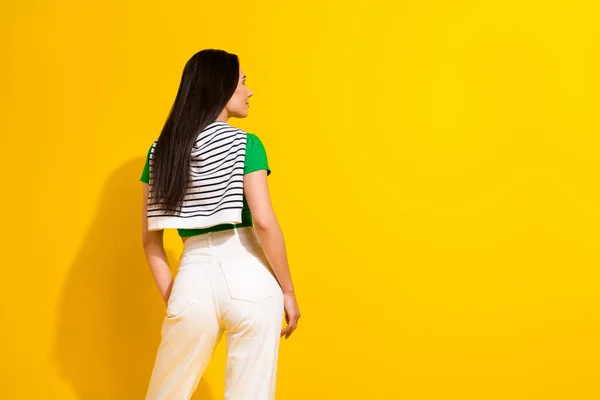 Yeşil Tişörtlü Boş Izole Edilmiş Sarı Arkaplan Görünümlü Seksi Hayalperest — Stok fotoğraf