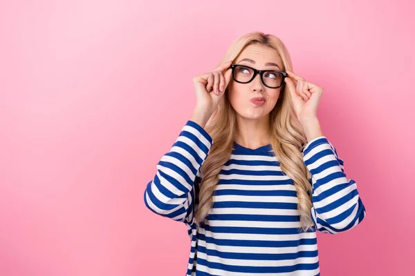 Fotografie Optimistické Ženy Kudrnatý Účes Oblečený Pruhované Tričko Dotýkající Brýlí — Stock fotografie