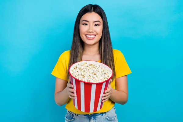 Photo Cheerful Young Woman Japanese Hold Huge Basket Popcorn Entertainment — Stock Photo, Image