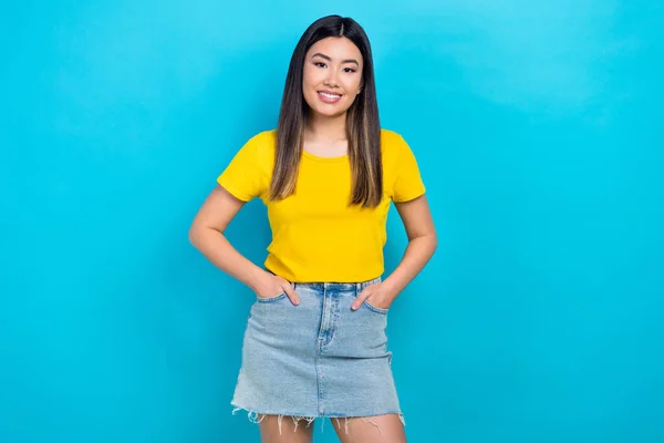 Fotografie Atraktivní Asijské Dívky Model Nosit Žluté Tričko Denim Krátké — Stock fotografie