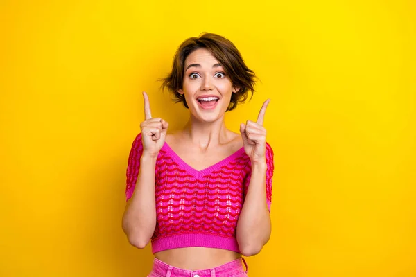 Omuz Tişörtü Giymiş Aşırı Mutlu Bir Kızın Fotoğrafı Sarı Arka — Stok fotoğraf